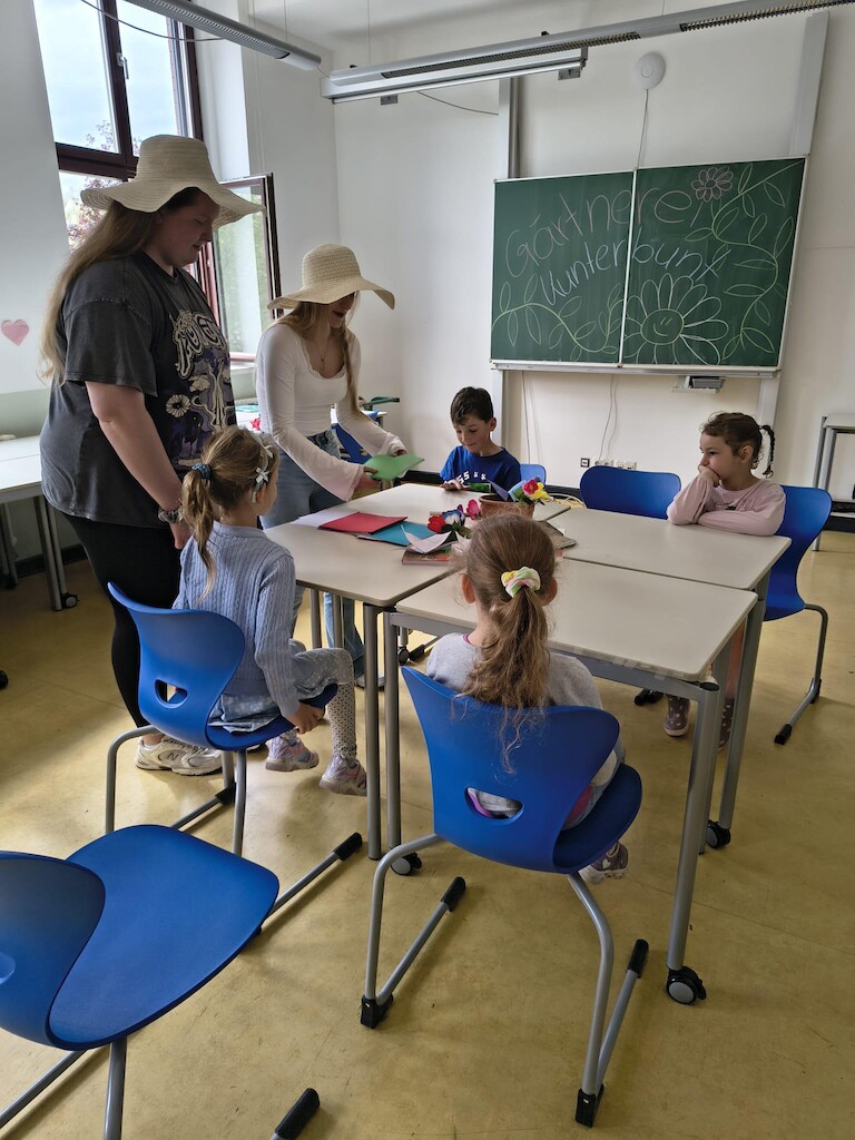 Vier Kinder sitzen am Tisch