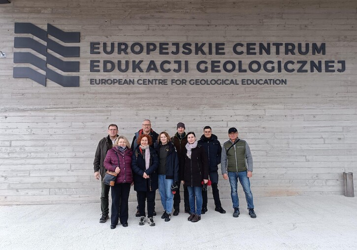 Gruppenbild der Delegation vor dem Europäischen Zentrum.