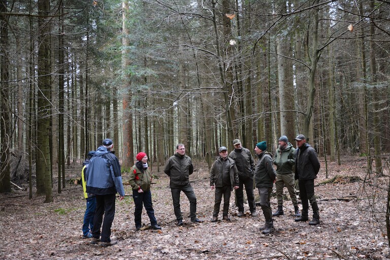 Ein Gruppenbild im Wald.