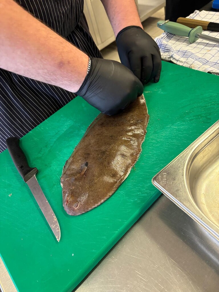 Eine Scholle wird zubereitet.