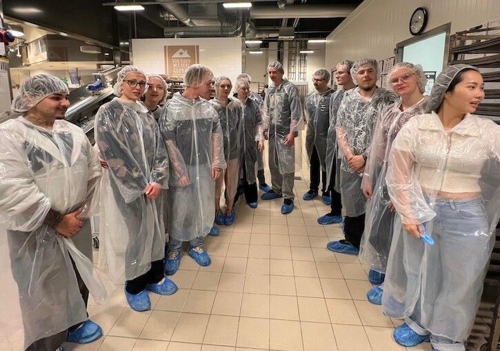 Die Auszubildenen in Schutzkleidung.