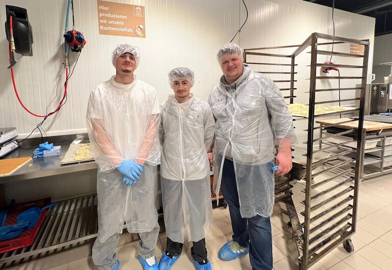 Dreri Ausbildenende in der Bäckerei.