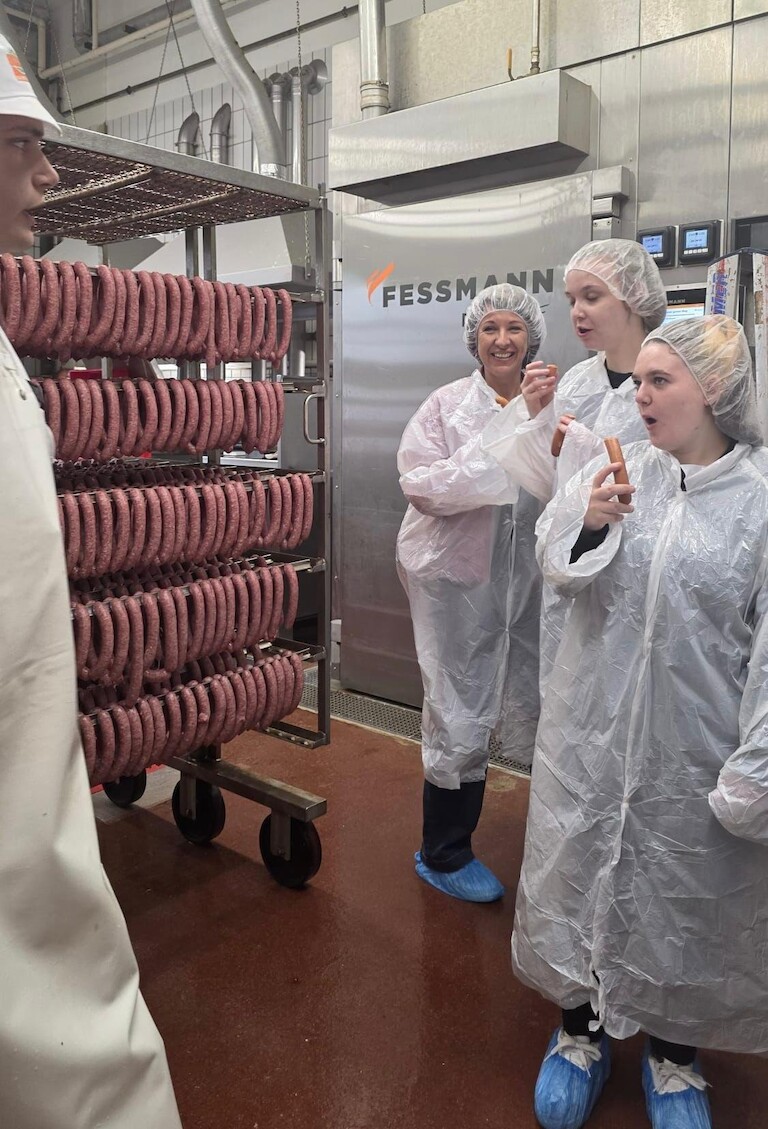 Auszubildende bei der Wurstprobe