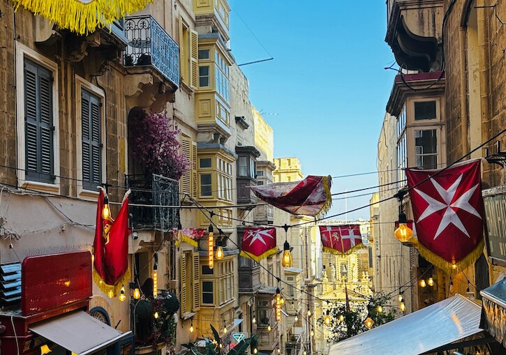Ein belebte Gasse auf Malta.