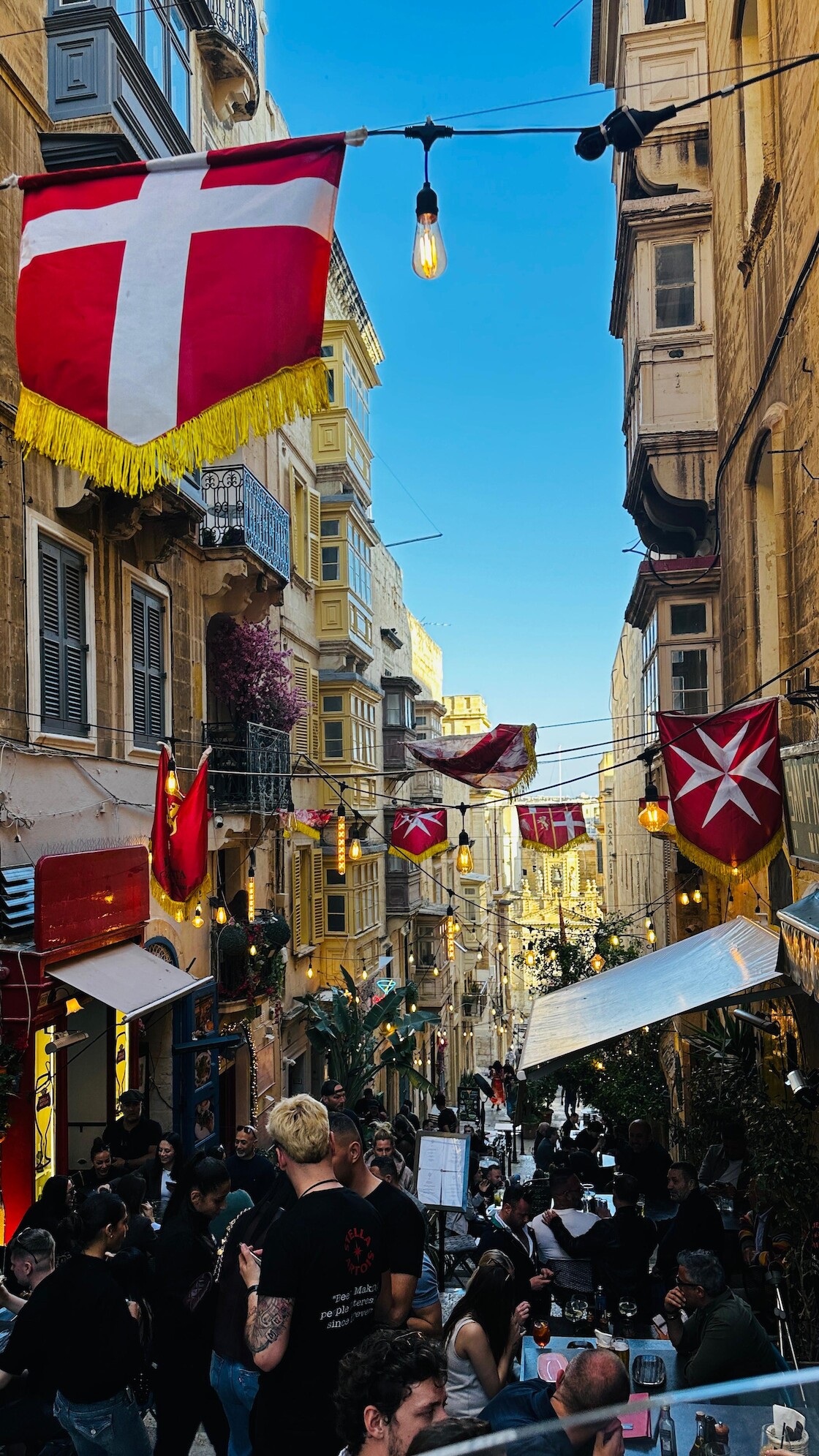Ein belebte Gasse auf Malta.