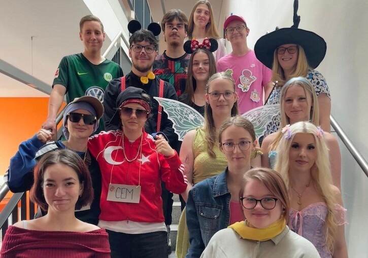 Gruppenbild auf der Treppe