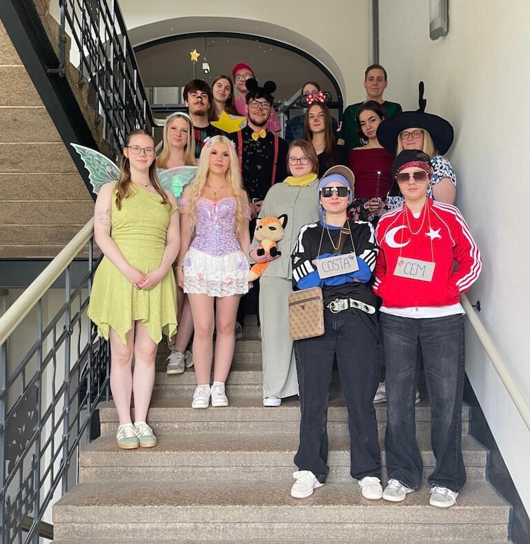 Gruppenbild auf der Treppe.