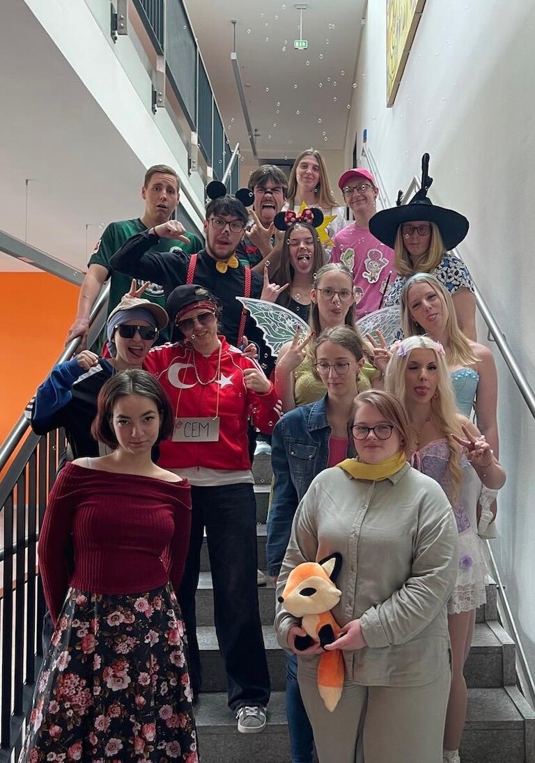 Gruppenbild auf der Treppe mit Kindheitshelden