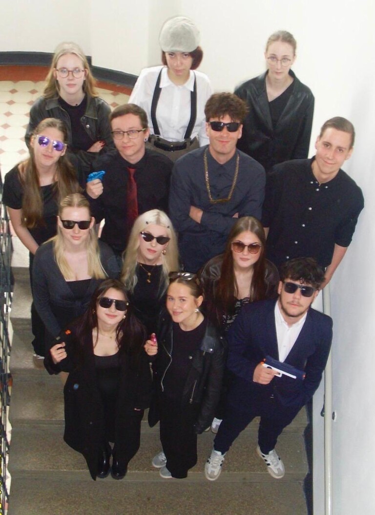 Gruppenbild in Mafia Outfits.