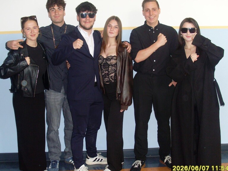 Sechs Scchülerinnen und Schüler in Mafia Outfits