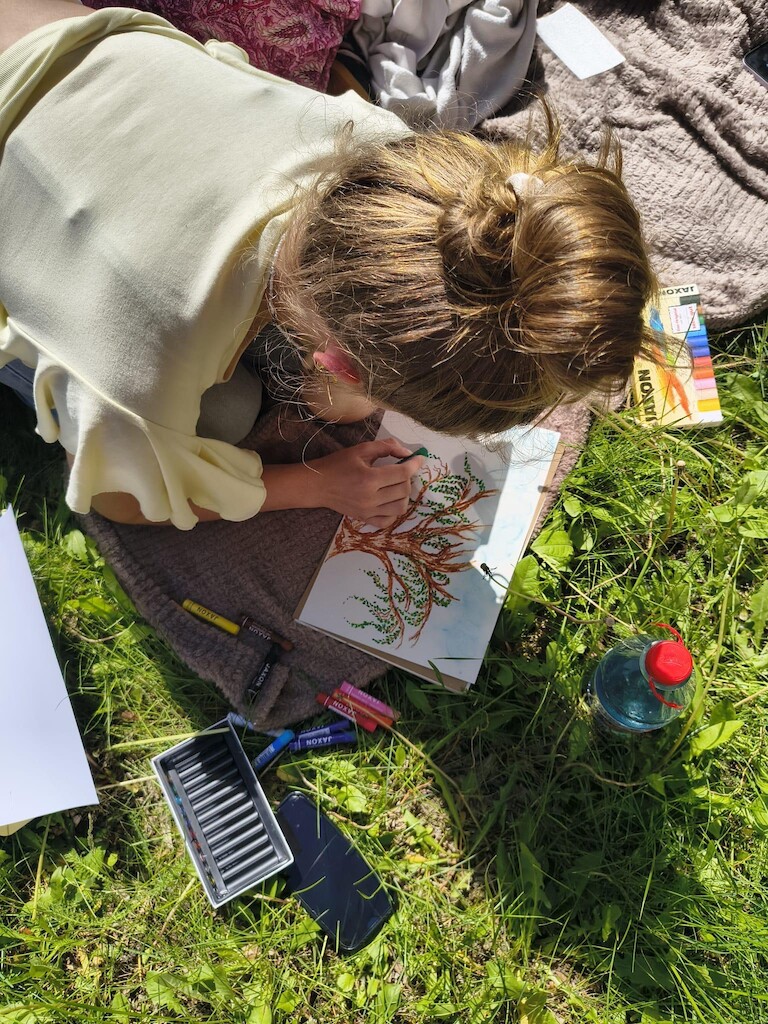 Schülerin beim Blume zeichnen