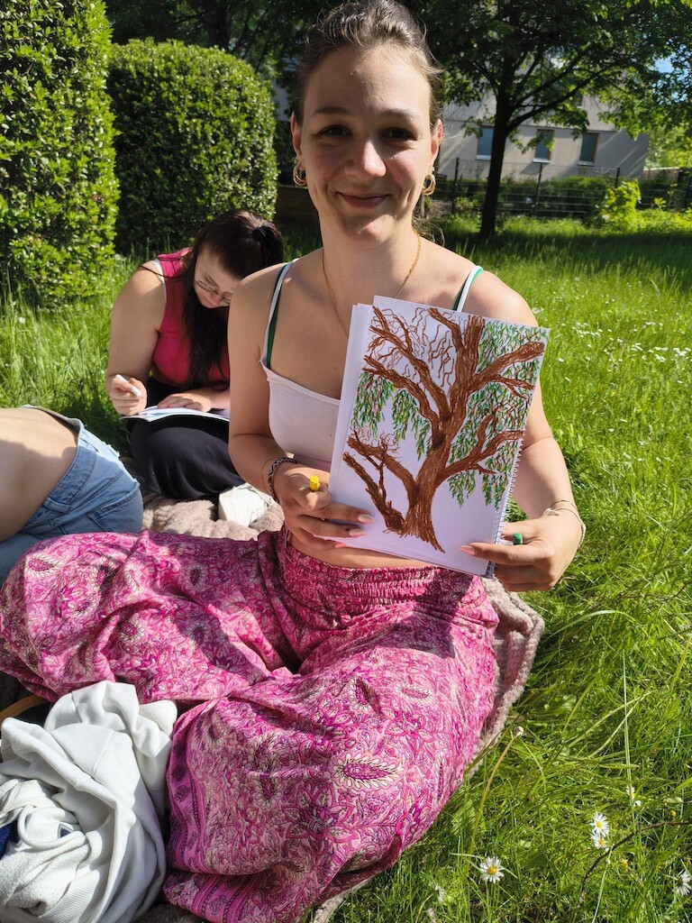 Schülerin mit einem Baumbild