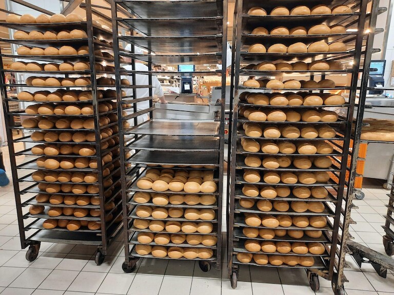 Brötchen im Regal