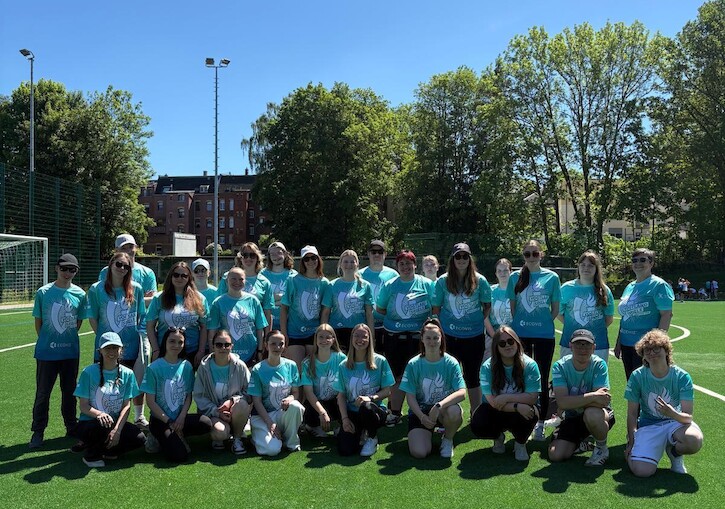 Gruppenbild auf dem Platz der HE25 und EZ25.