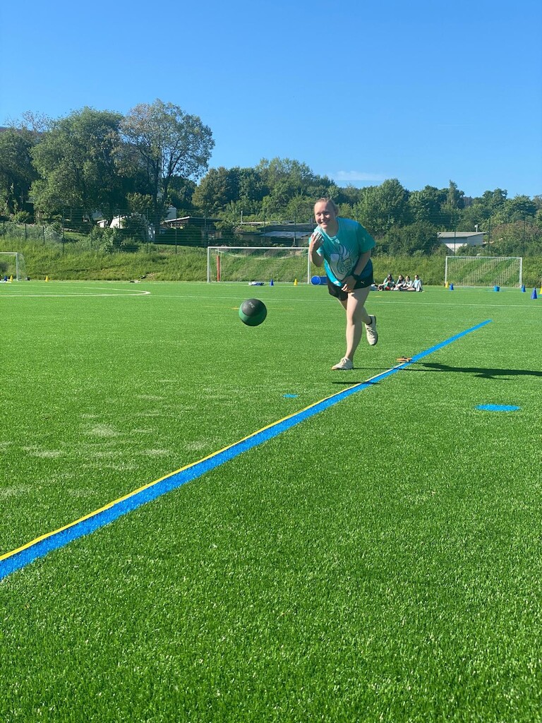 Eine Schülerin wirft einen Ball.