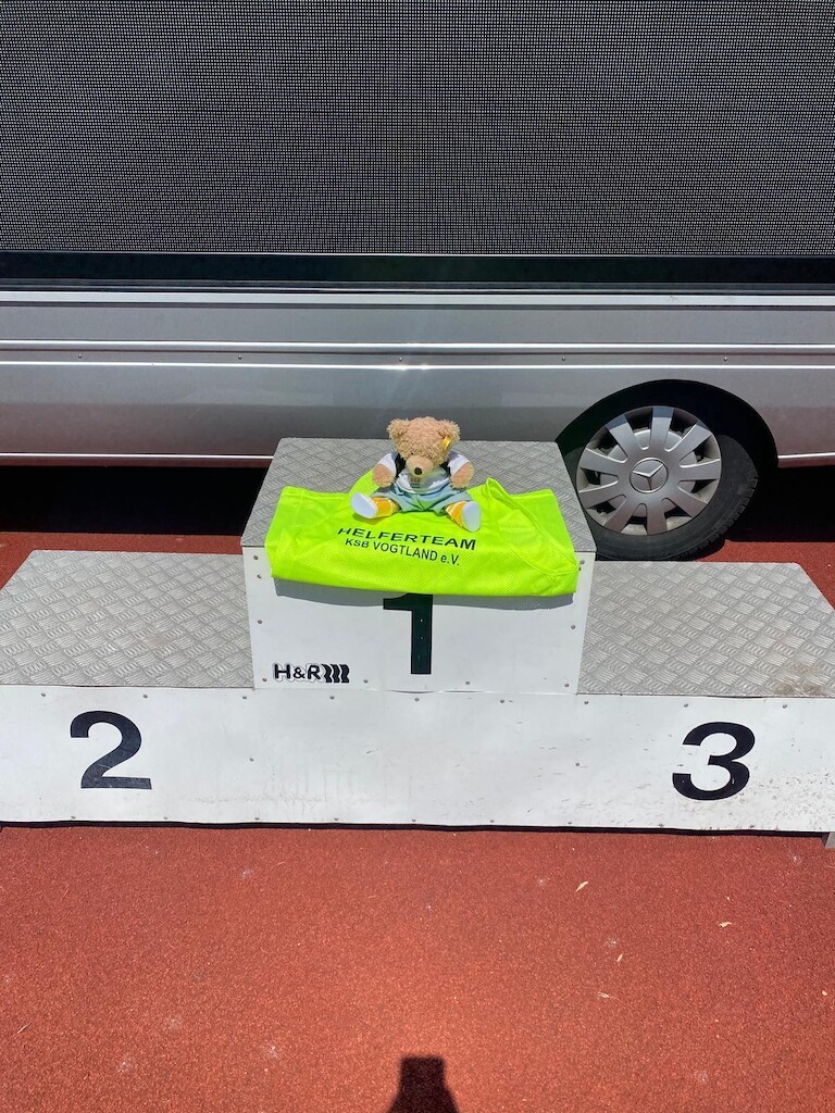 Unser Bär auf dem Siegertreppchen.