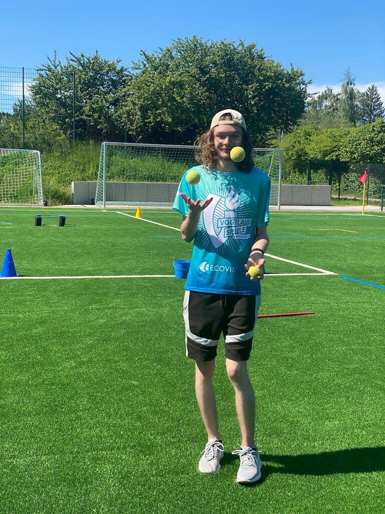 Ein Schüler beim jonglieren.