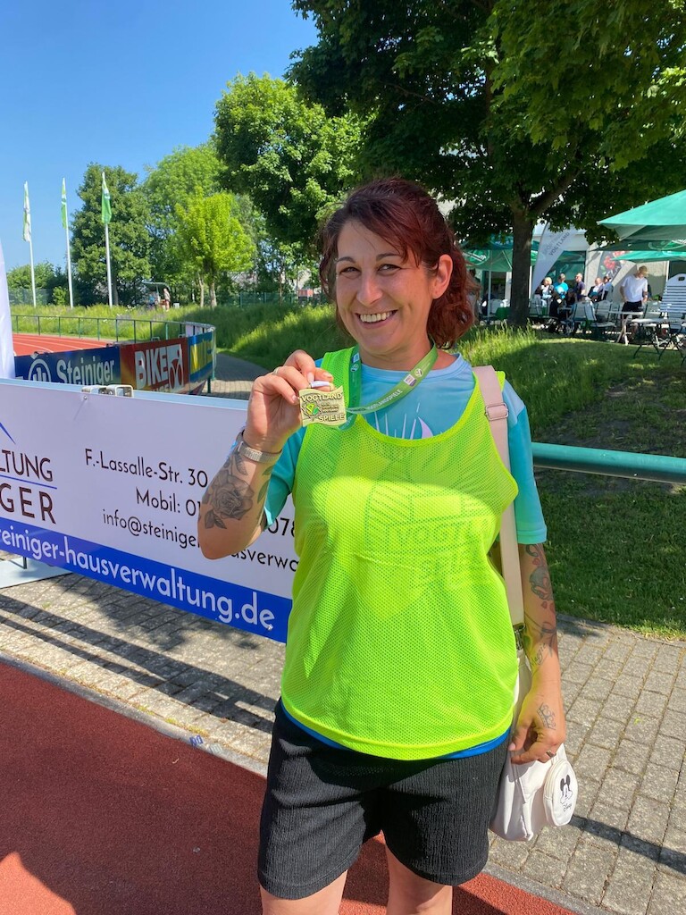 Eine Schülerin mit einer Medaille