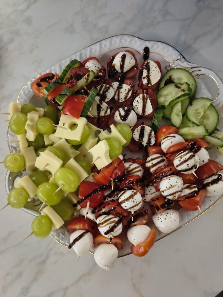 Weintrauben-Käse Stäbchen und Tomate-Mozarella Stäbchen