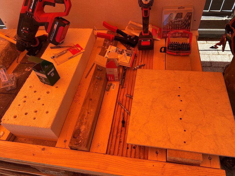 Werkzeuge und bearbeitetes Holz sind zu sehen