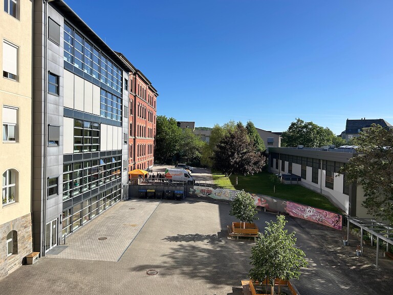 Der Schulhof mit dem Globus Baumarkt Mobil