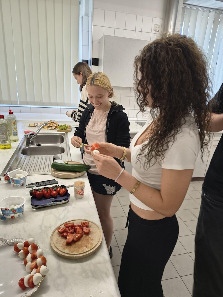 Die Schülerinnen bereiten Snacks vor