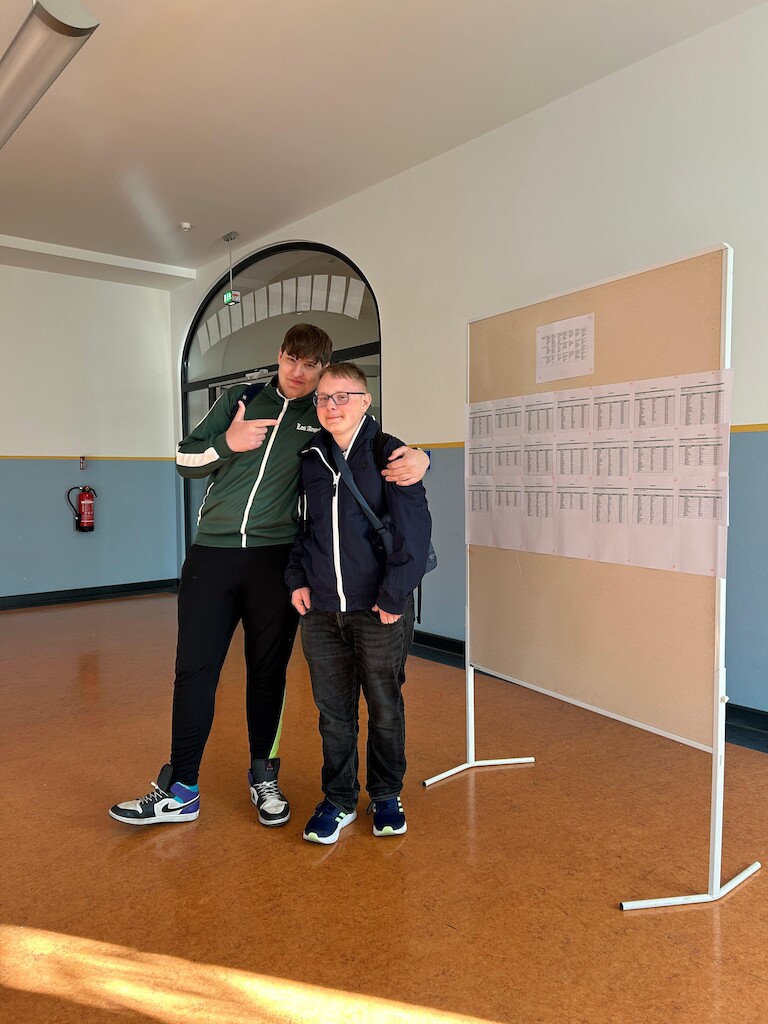 Zwei Schüler vor der Veranstaltungstafel