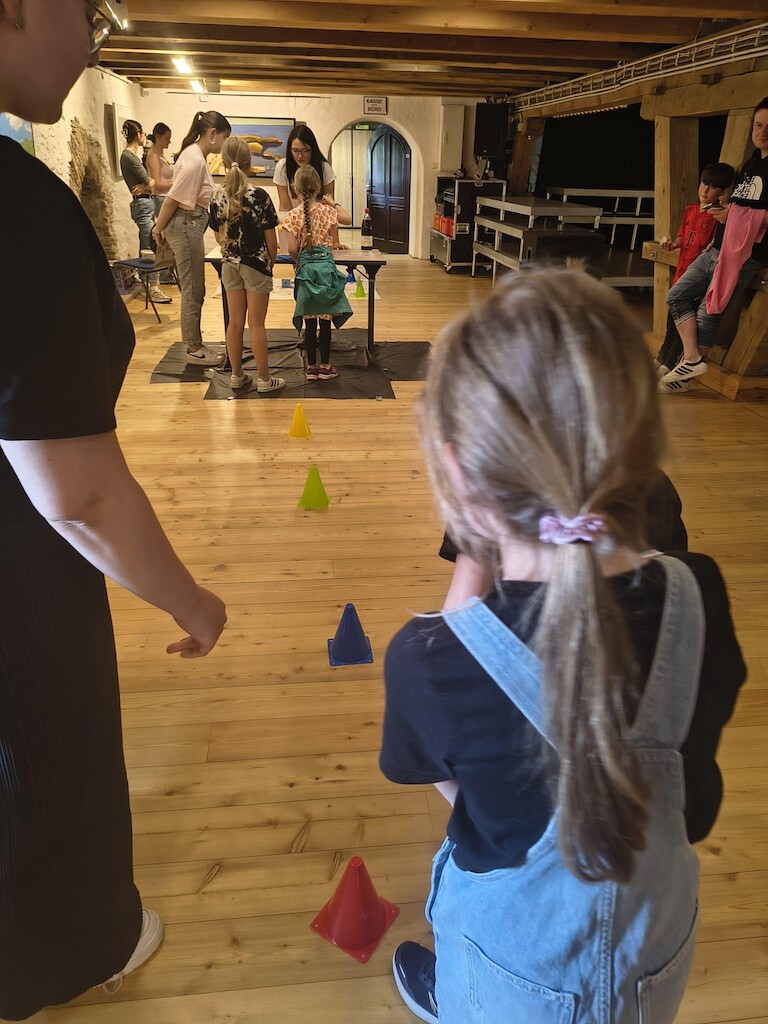 ein Kind in der Rückansicht spielt ein Spiel mit Kegeln