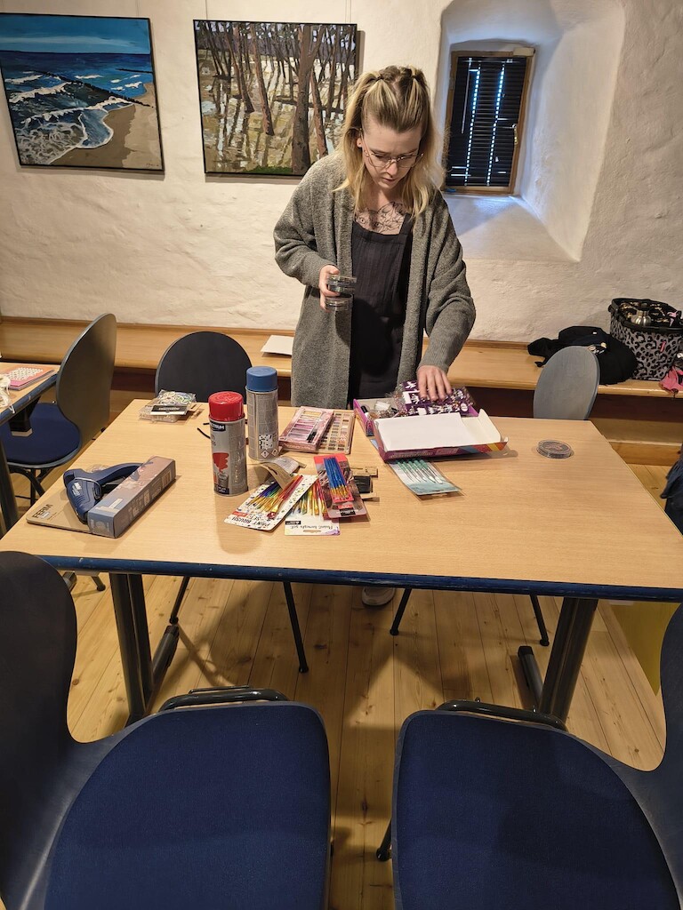 Ein Schüler räumt kreatives Material auf.