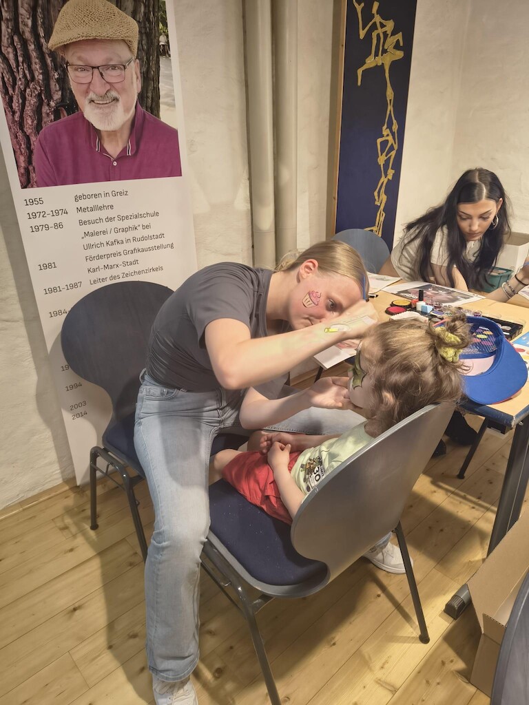 ein Kind bekommt ein Gesichtstattoo