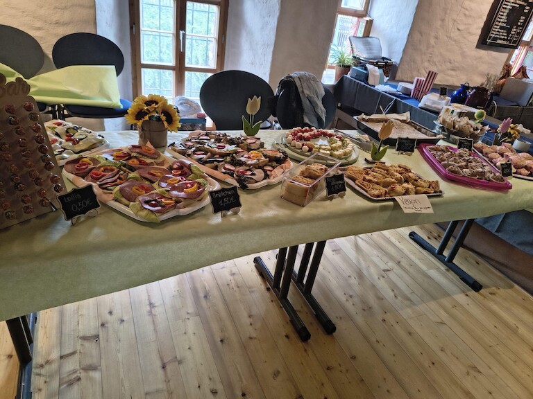 das angerichtete Kuchen- und Gebäckbuffet