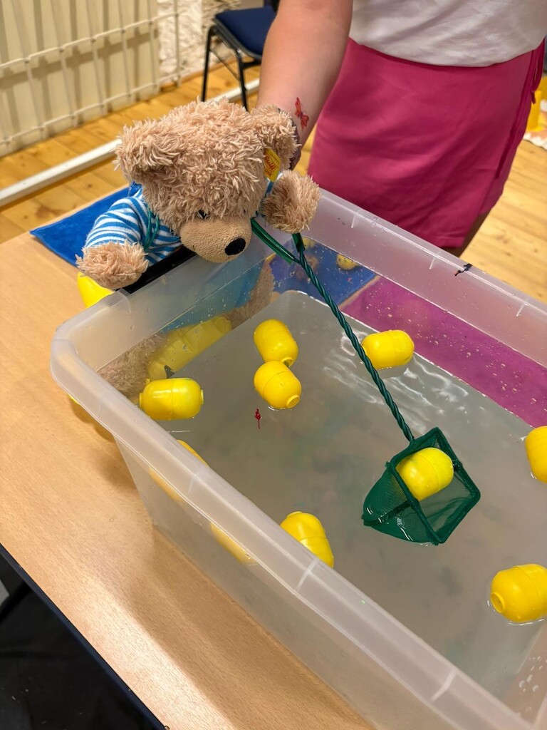Unser Bär angelt Überraschungseier