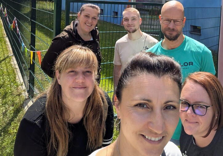 Selfie vor der Montessori-Grundschule