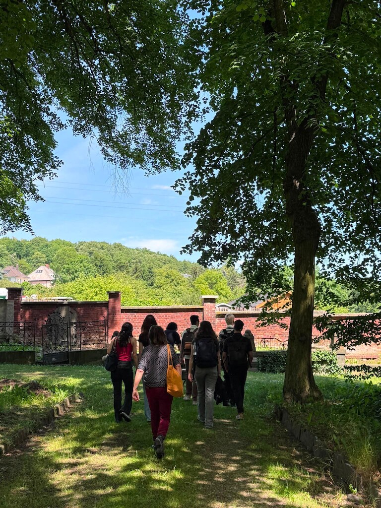 Die Schüler sind auf dem Weg zur Arbeit