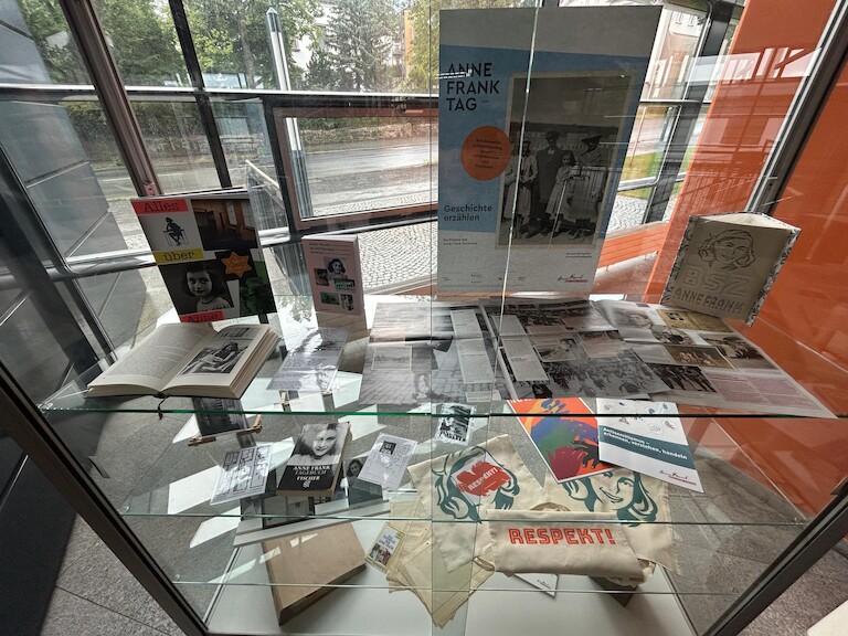 Ausstellungsvitrine mit mehreren Exponaten