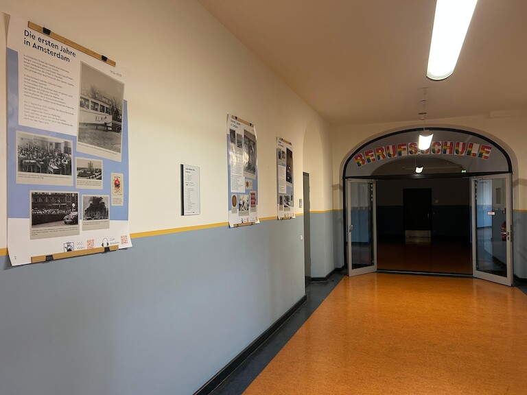 Der Flur der Schule mit Plakaten