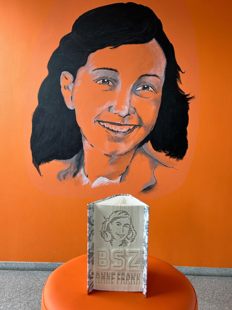 Das Tagebuch vor dem Anne Frank Hintergrund