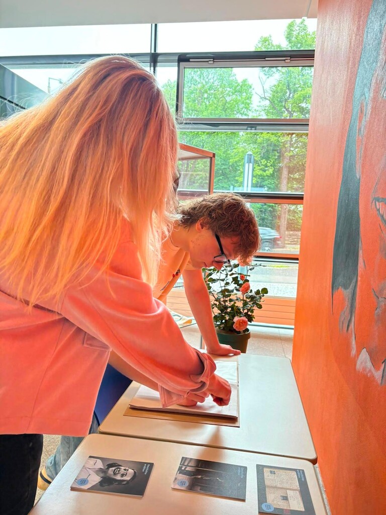 Ein Schüler schreibt ein Zitat