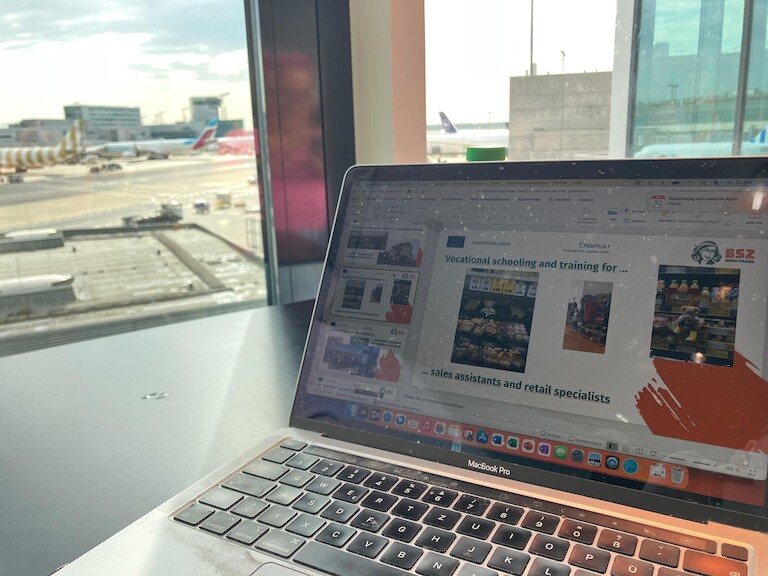Ein Laptop mit Sicht auf dem Flughafen.