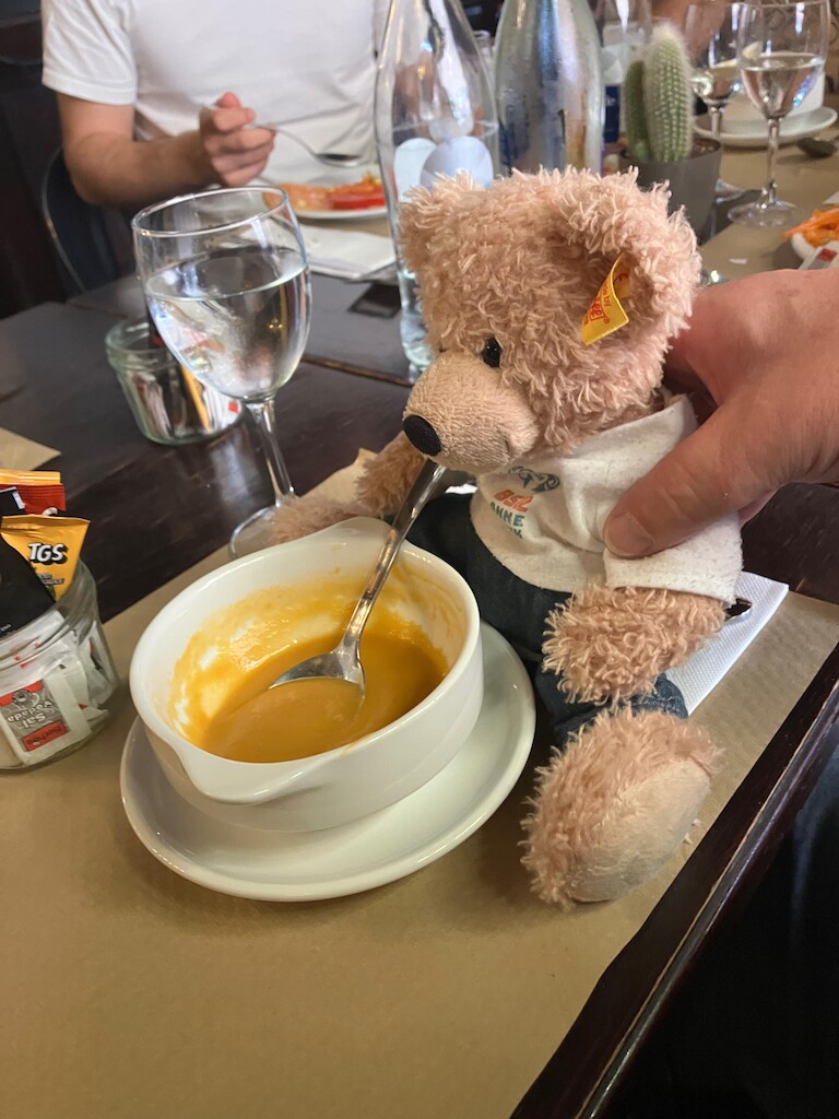Unser Bär isst Suppe.