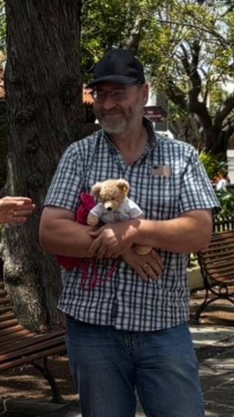 Herr Dolling mit dem Bär im Arm.