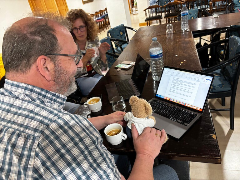 Herr Dolling und unser Bär vor dem Laptop.