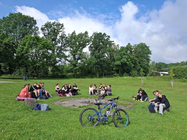 Schüler in Gruppen auf der Wiese