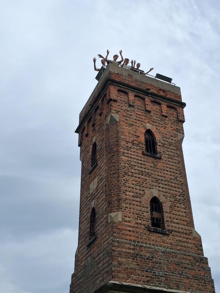 Schülerinnen und Schüle winken vom Mosenturm