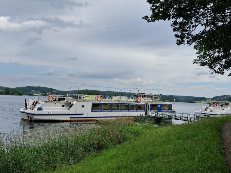 Ausflugsschiff auf der Talsperre