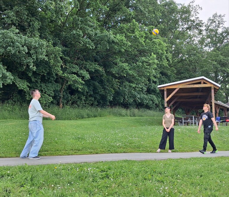 Schülerinnen und Schüler bei Volleyball spielen