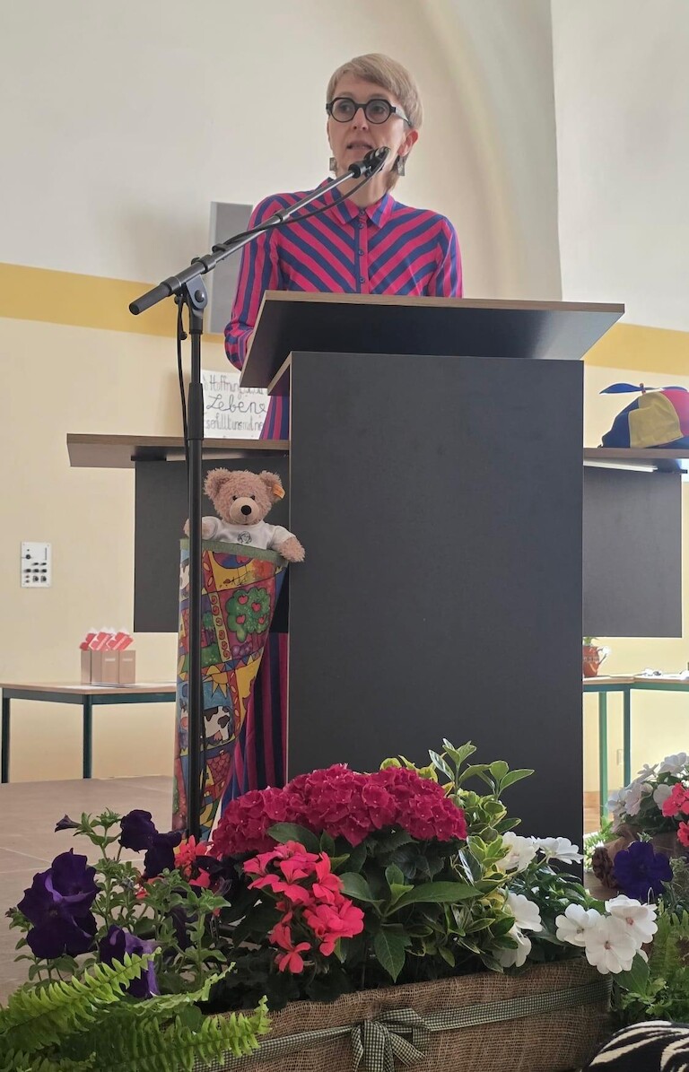 Unsere Schulleiterin spricht am Podium.