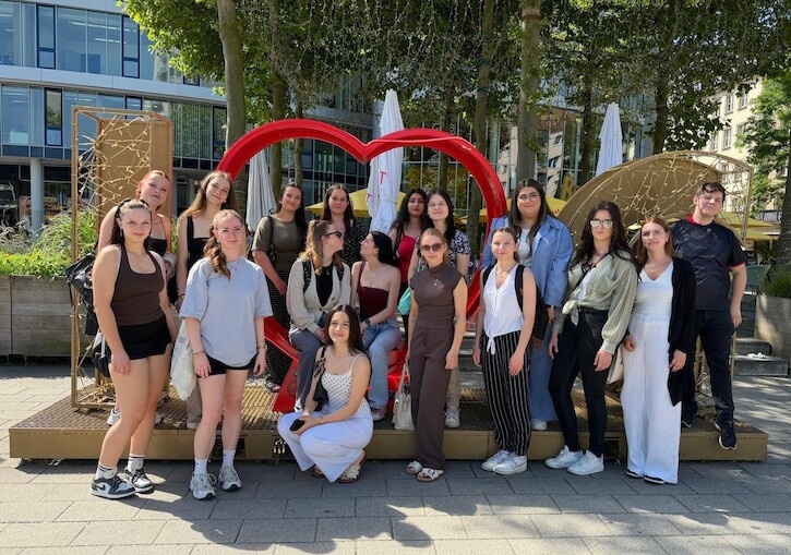 Gruppenbild vor einem Herz
