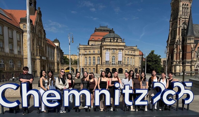 Gruppenbild hinter dem Chemnitz Schriftzug