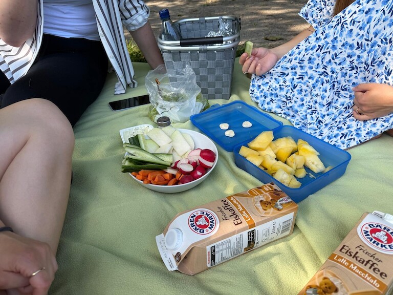 Snacks auf einer Decke